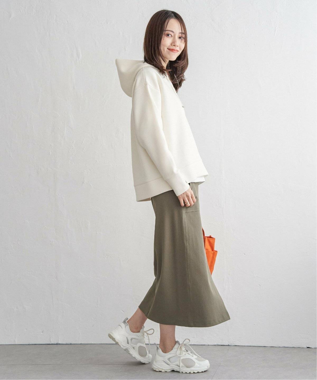 スカートコーデの女性