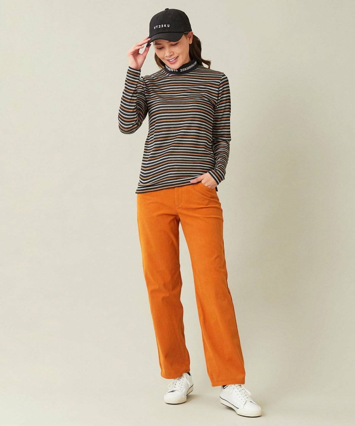 パンツコーデの女性