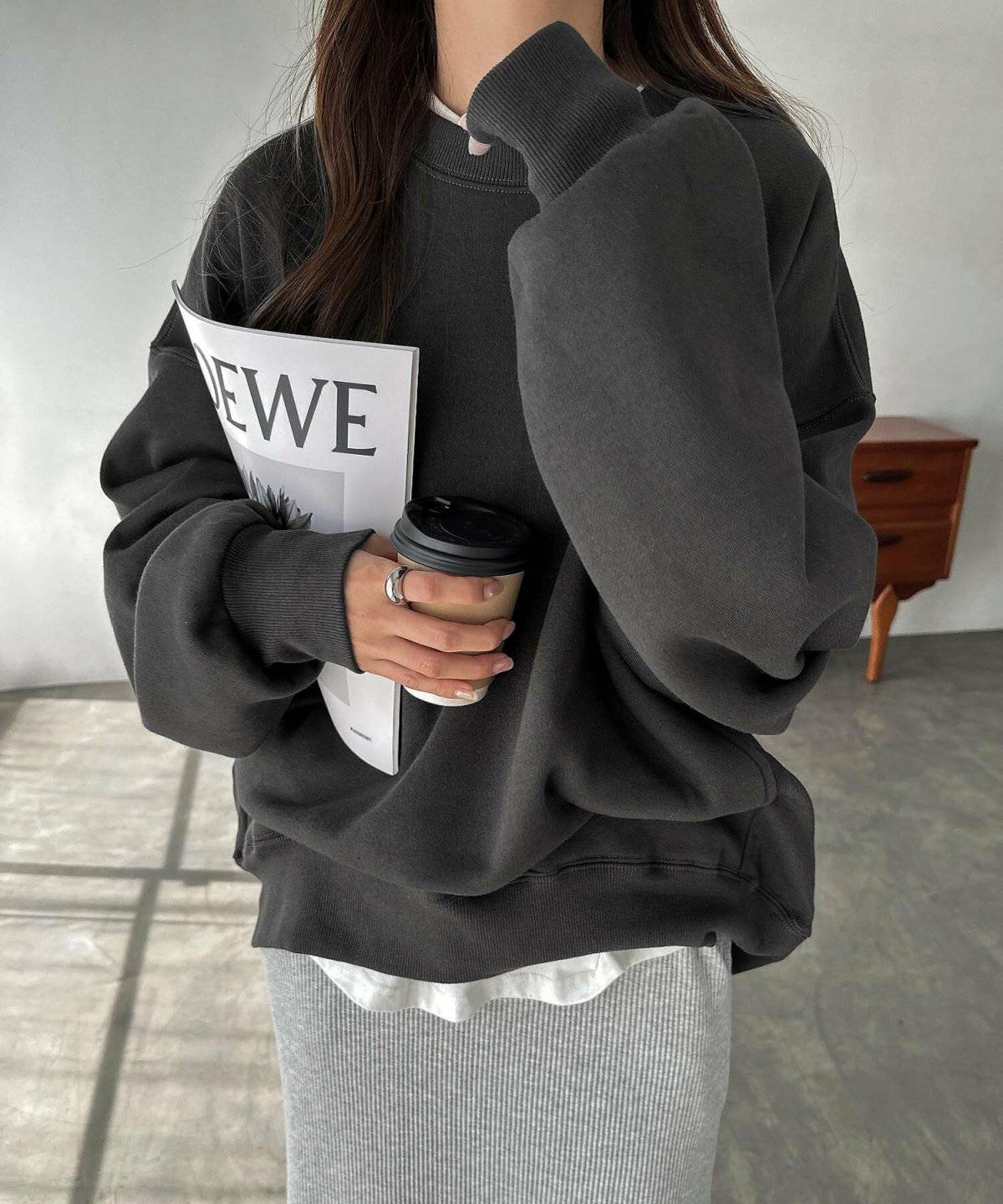 スカートコーデの女性