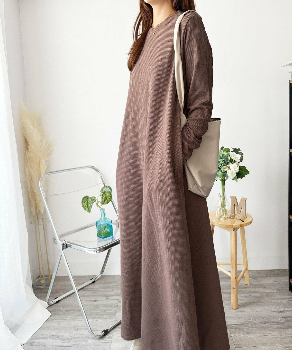 ワンピースコーデの女性