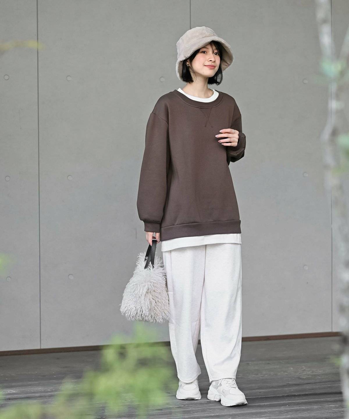 パンツコーデの女性