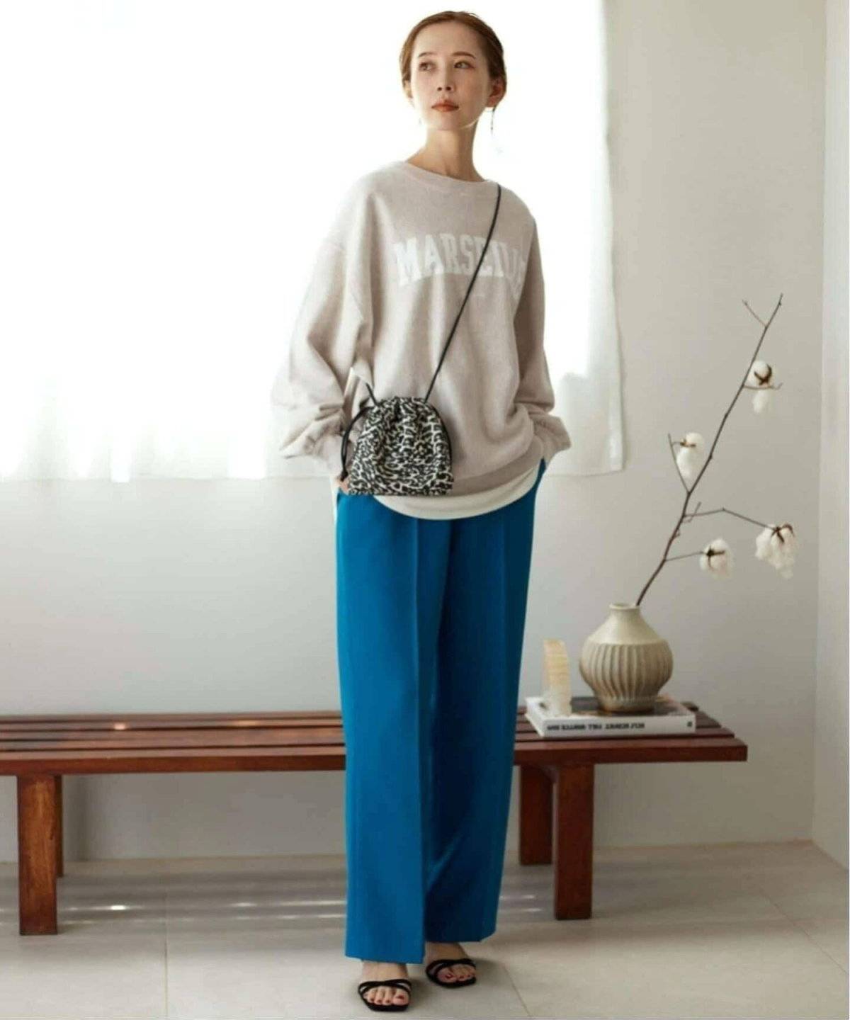 パンツコーデの女性