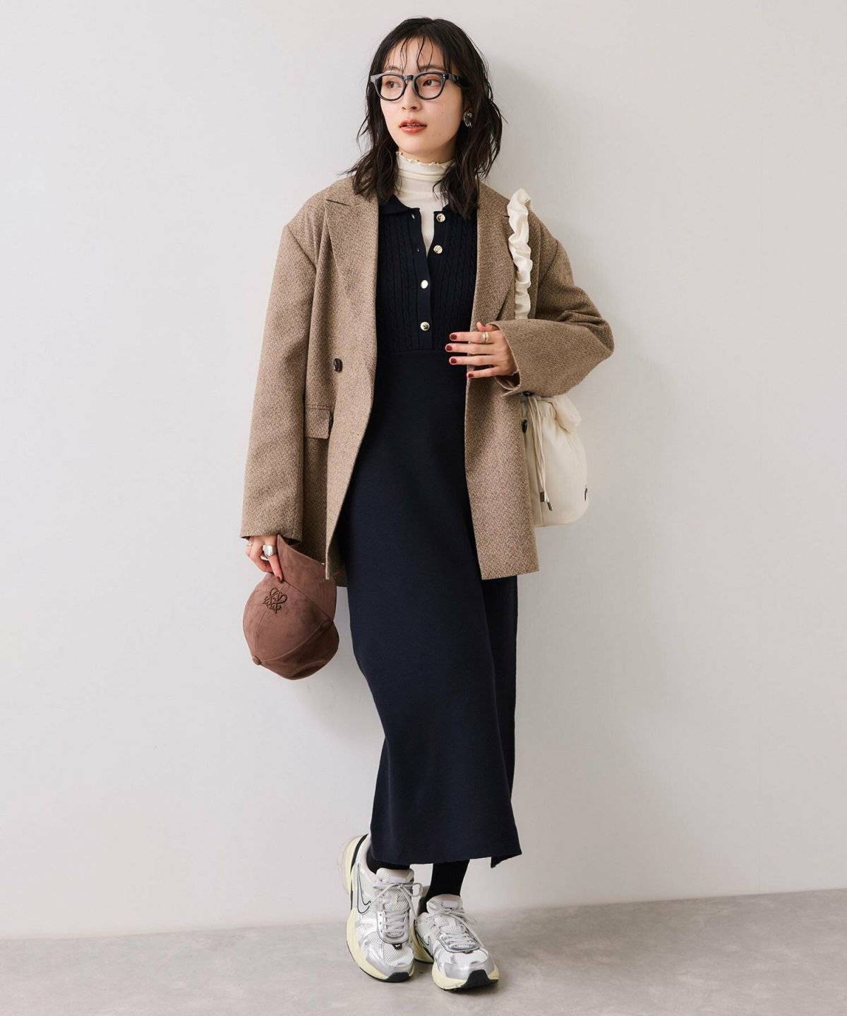 ワンピースコーデの女性