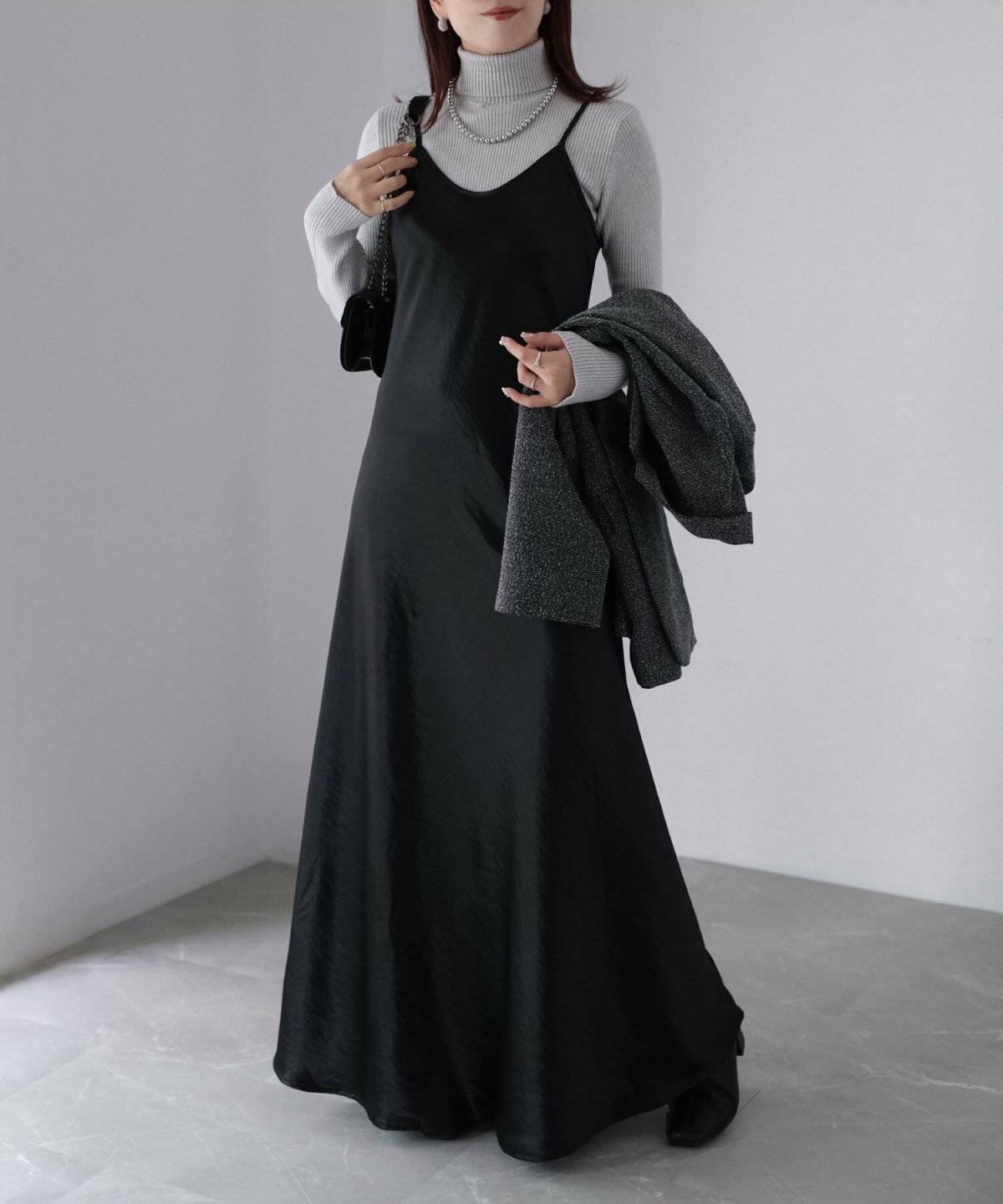 ワンピースコーデの女性