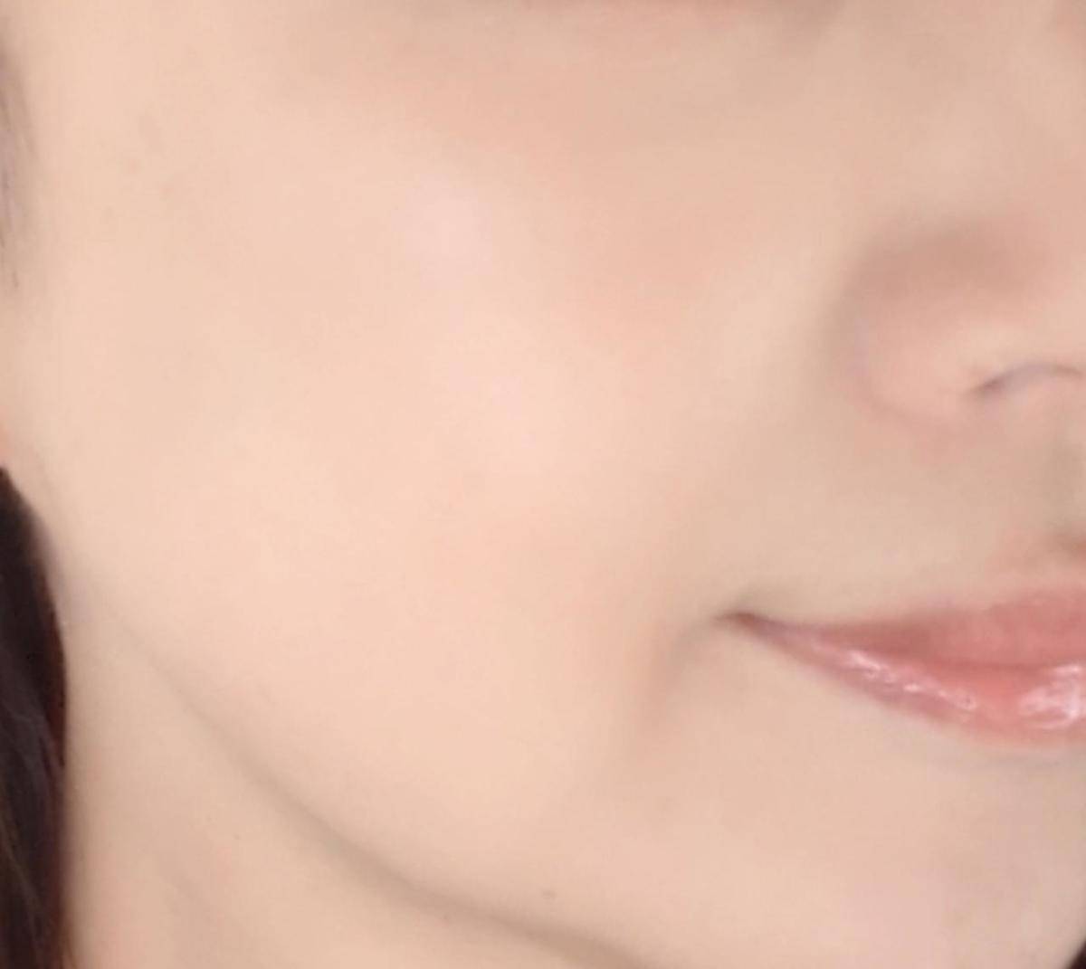 ファンデーションのみをのせている画像