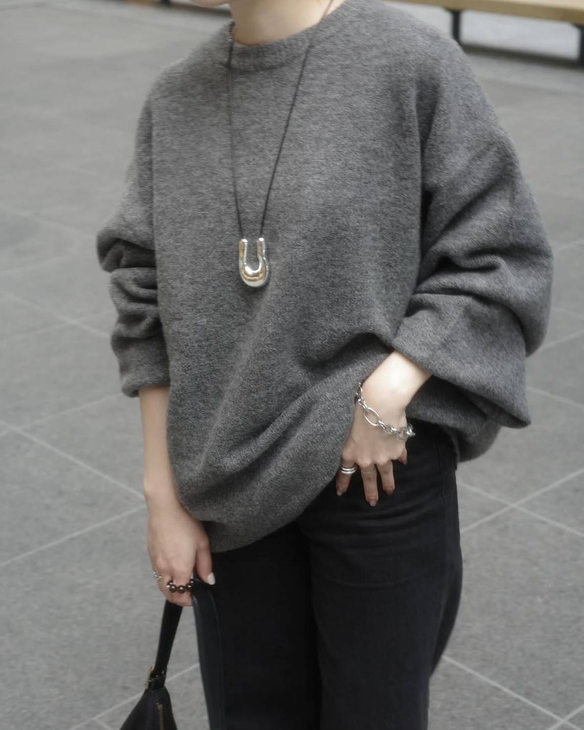 グレーのオーバーサイズニット