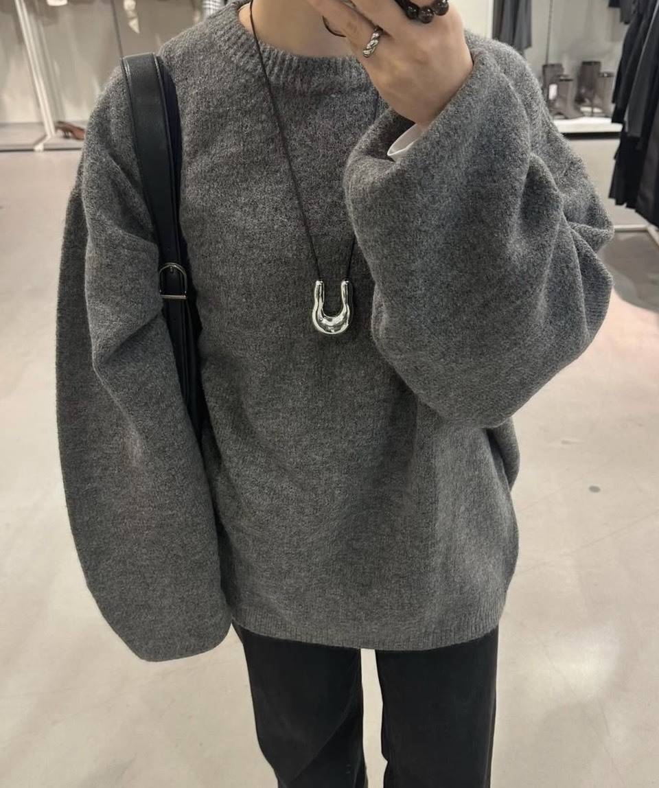 グレーのオーバーサイズニット
