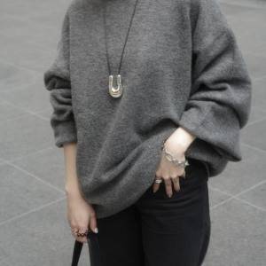 着回し力が想像以上！合わせる色を選ばない「グレーオーバーサイズニット」