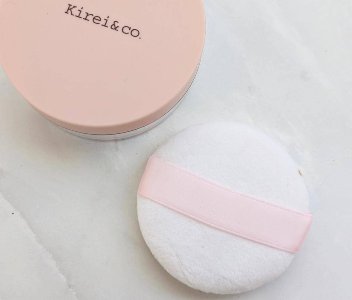 キレイアンドコーフィニッシングパウダーと付属パフ