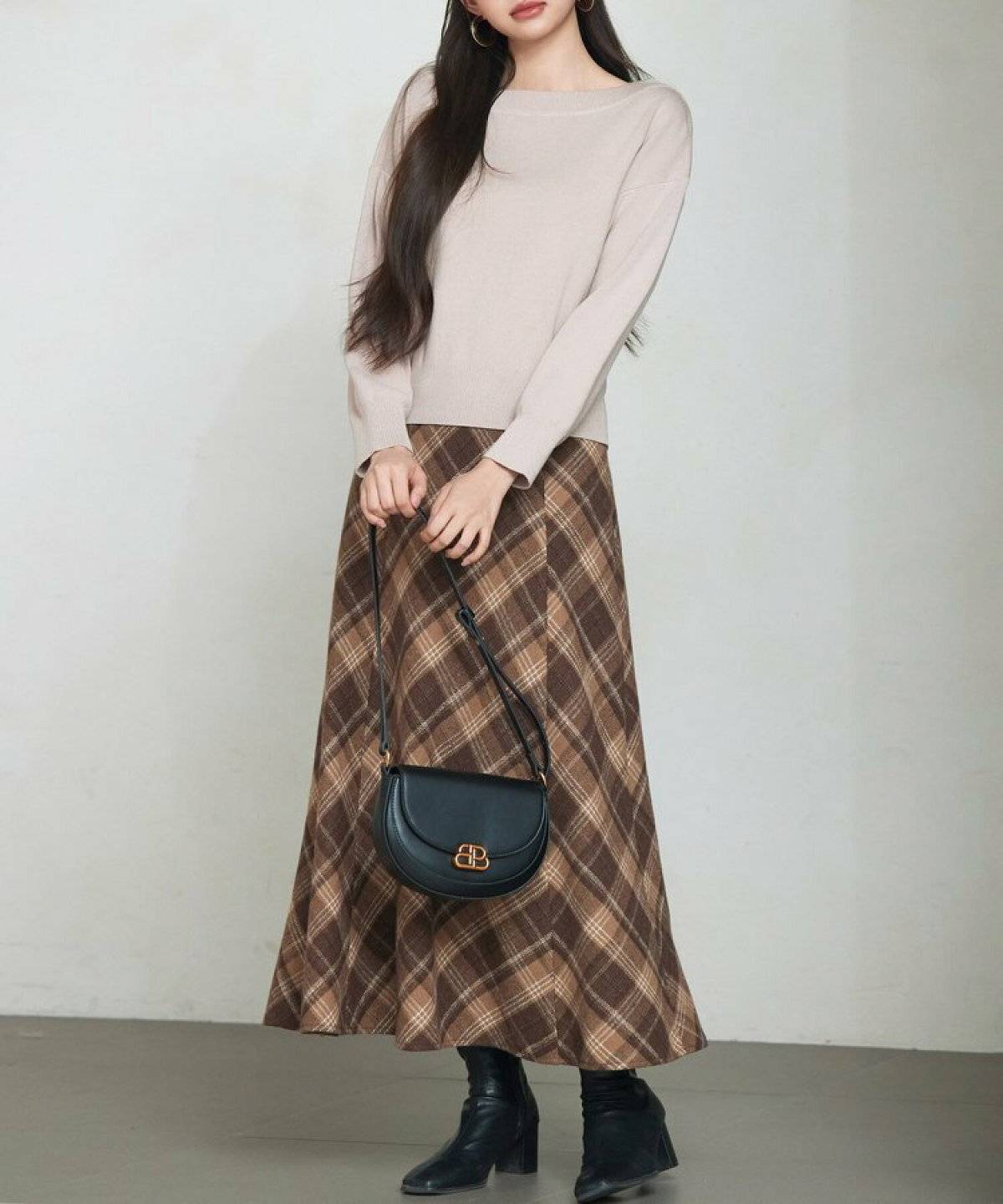 スカートコーデの女性