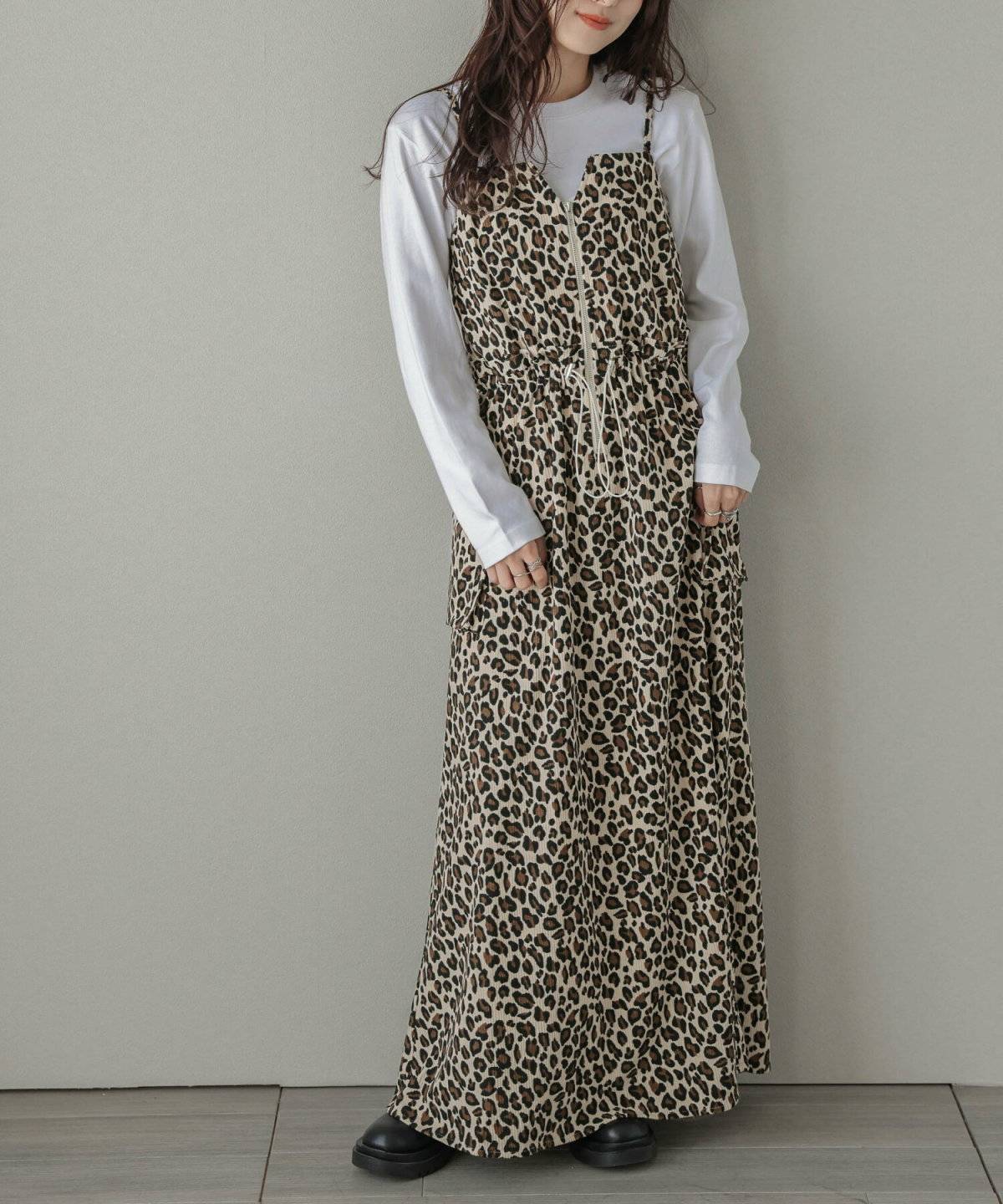 ワンピースコーデの女性