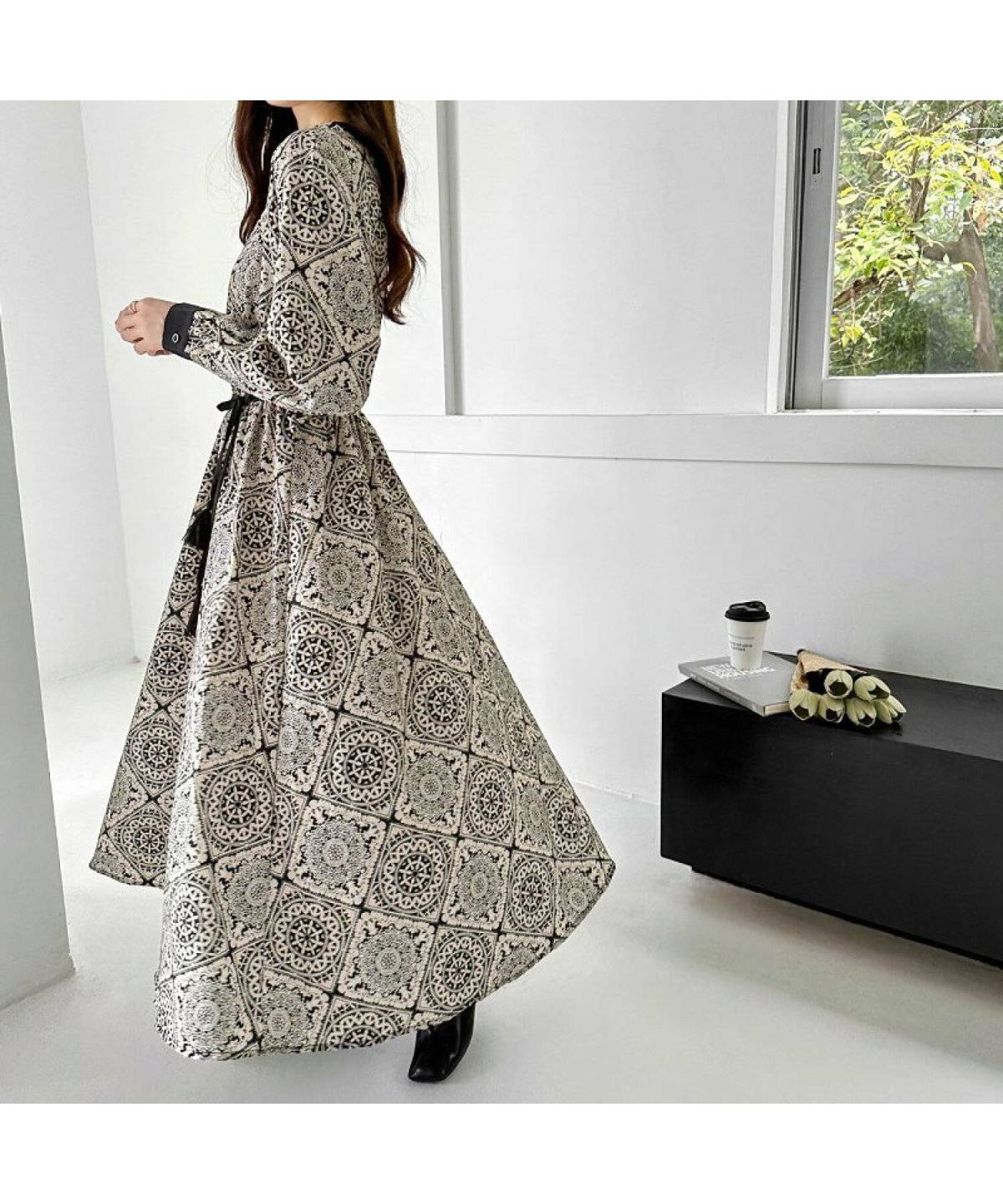 ワンピースコーデの女性