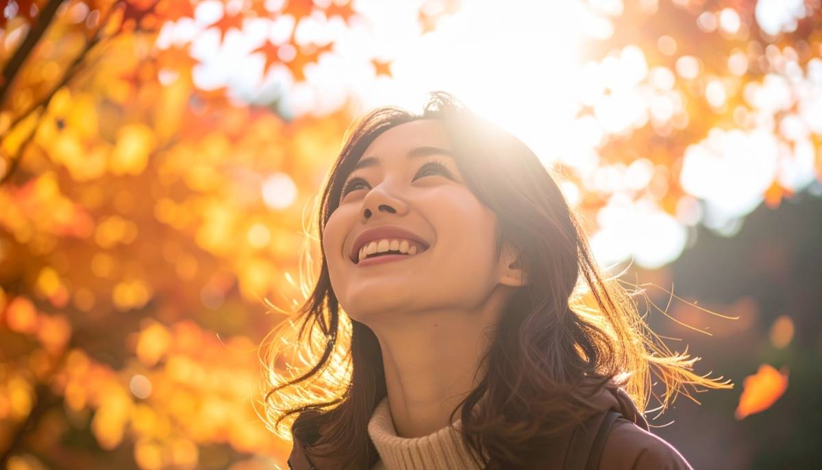 秋の紅葉を見る女性