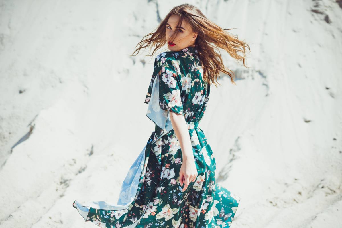 花柄ワンピースを着た女性