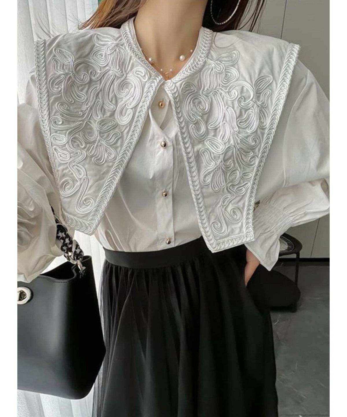 スカートコーデの女性