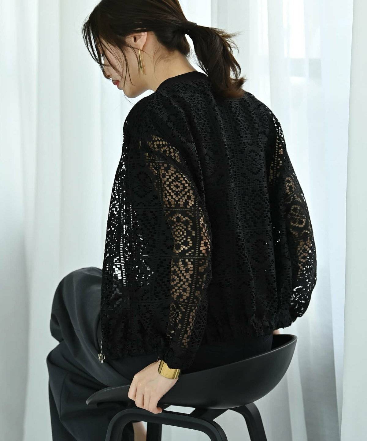 パンツコーデの女性