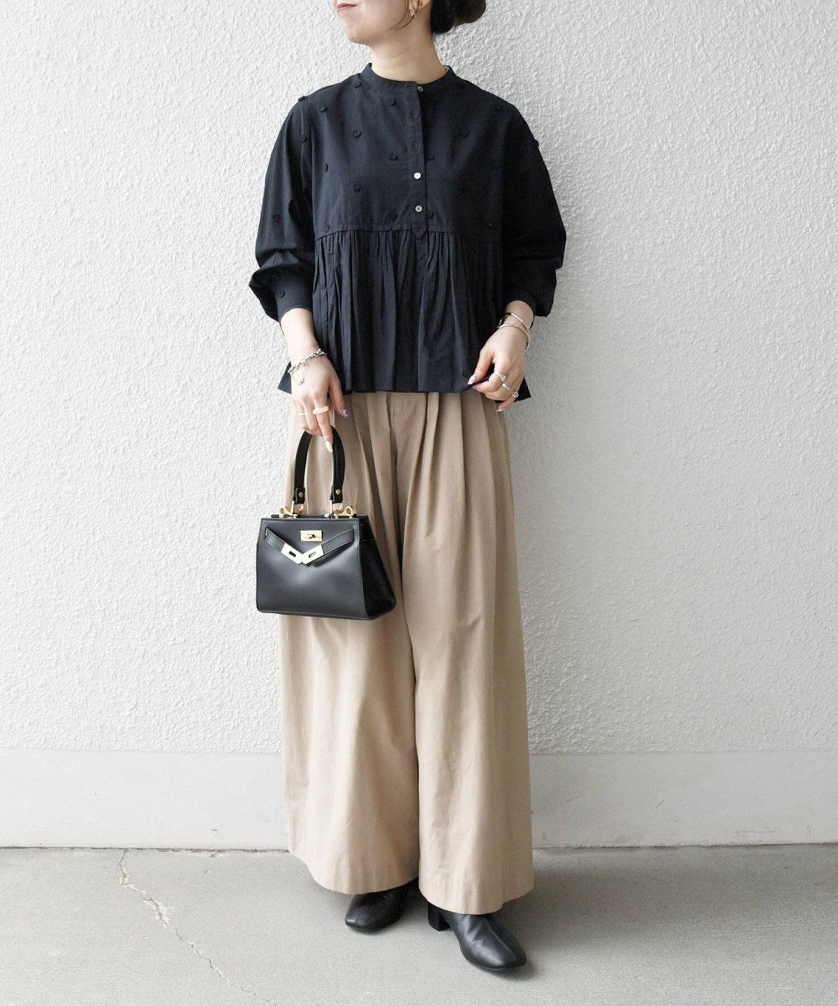 パンツコーデの女性