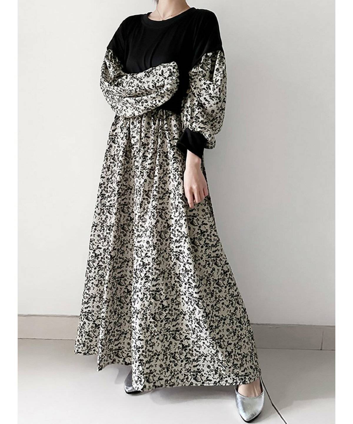 ワンピースコーデの女性