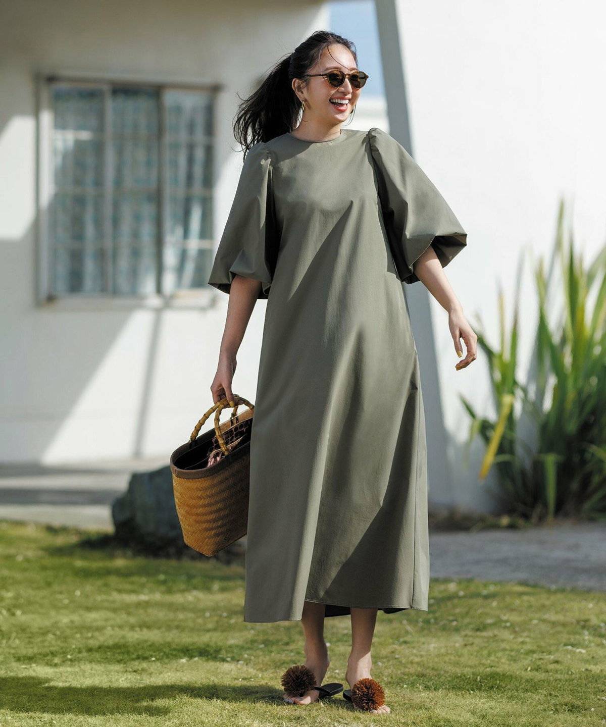 ワンピースコーデの女性