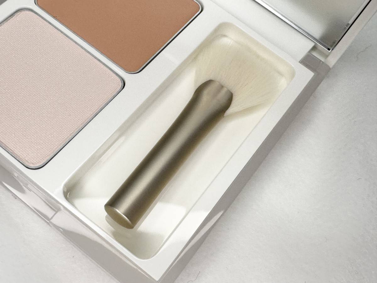 Wonjungyo　カバーマスターブライトニングコンシーラーには付属の扇形ブラシ