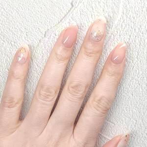 貼るだけで上品に垢抜ける。不器用さん向けの「小花柄ネイル」のやり方