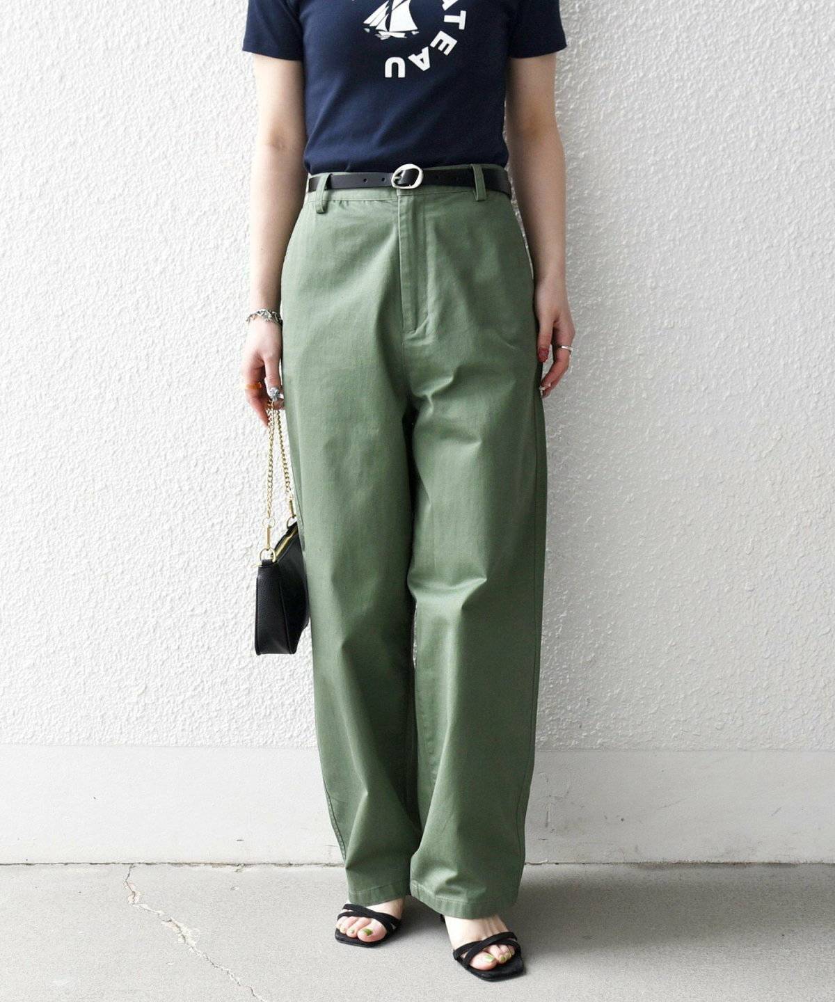 初夏コーデの女性