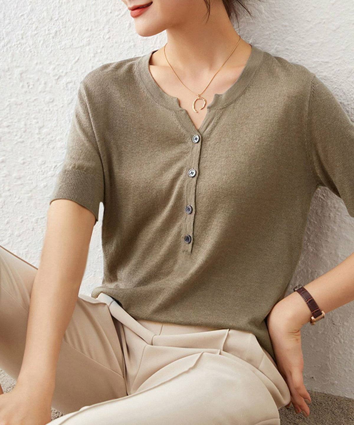 初夏コーデの女性