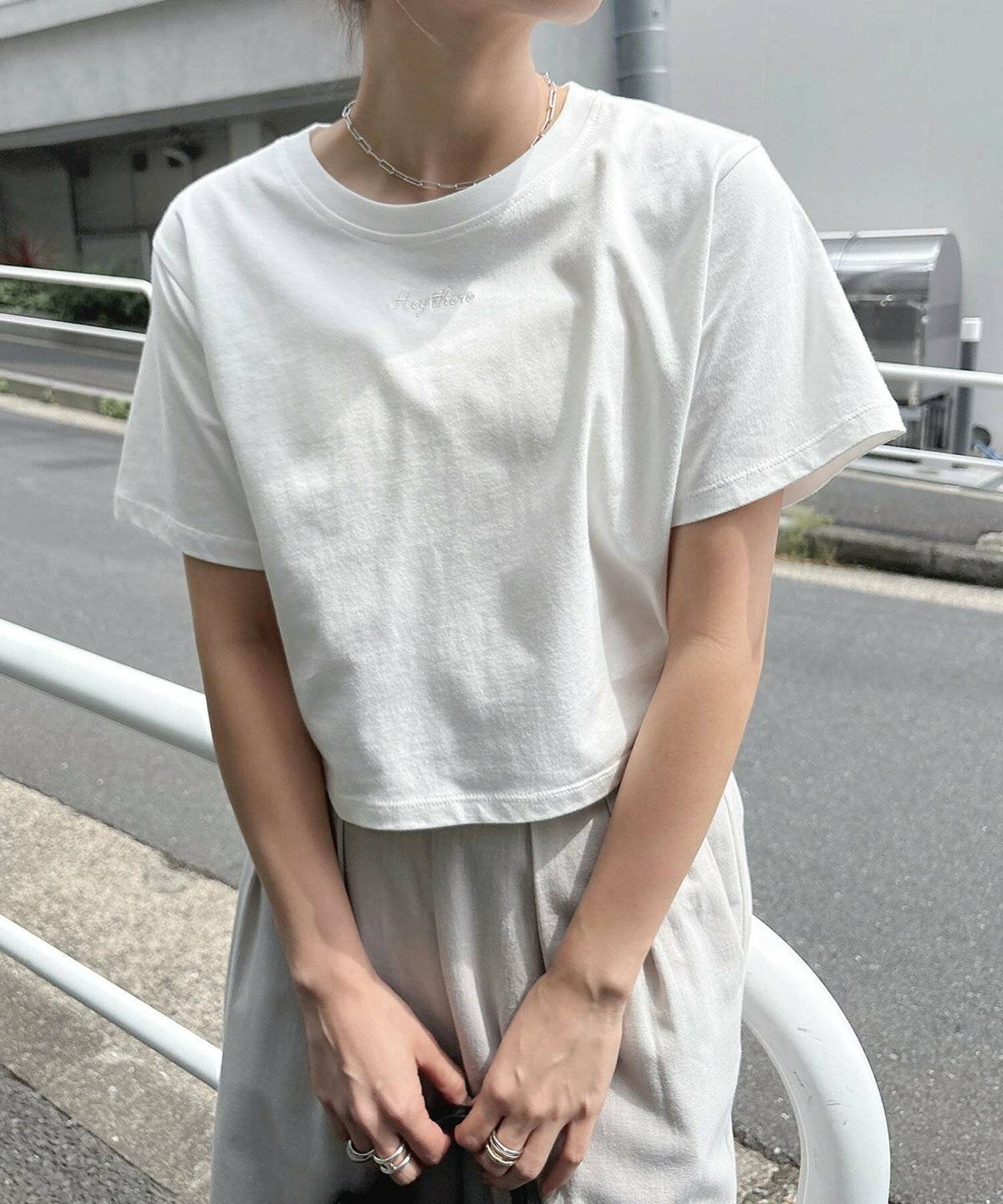 初夏コーデの女性