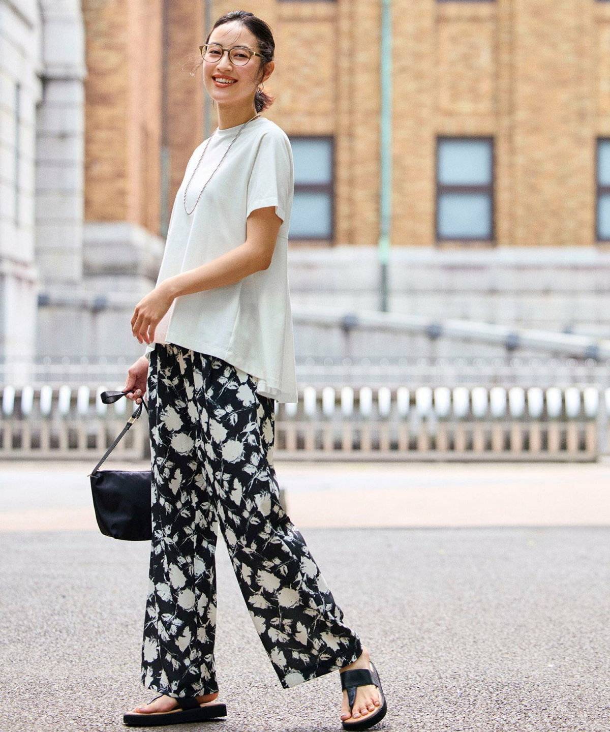 初夏コーデの女性