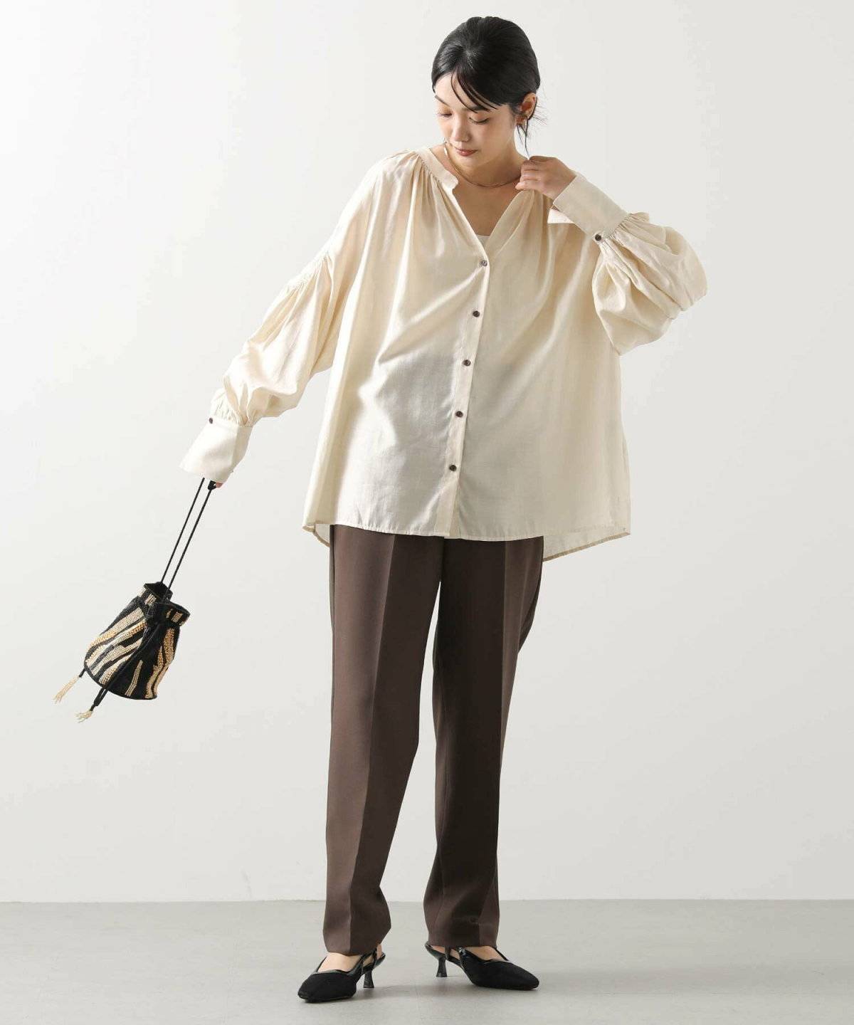 ベージュのワントーンコーデの女性