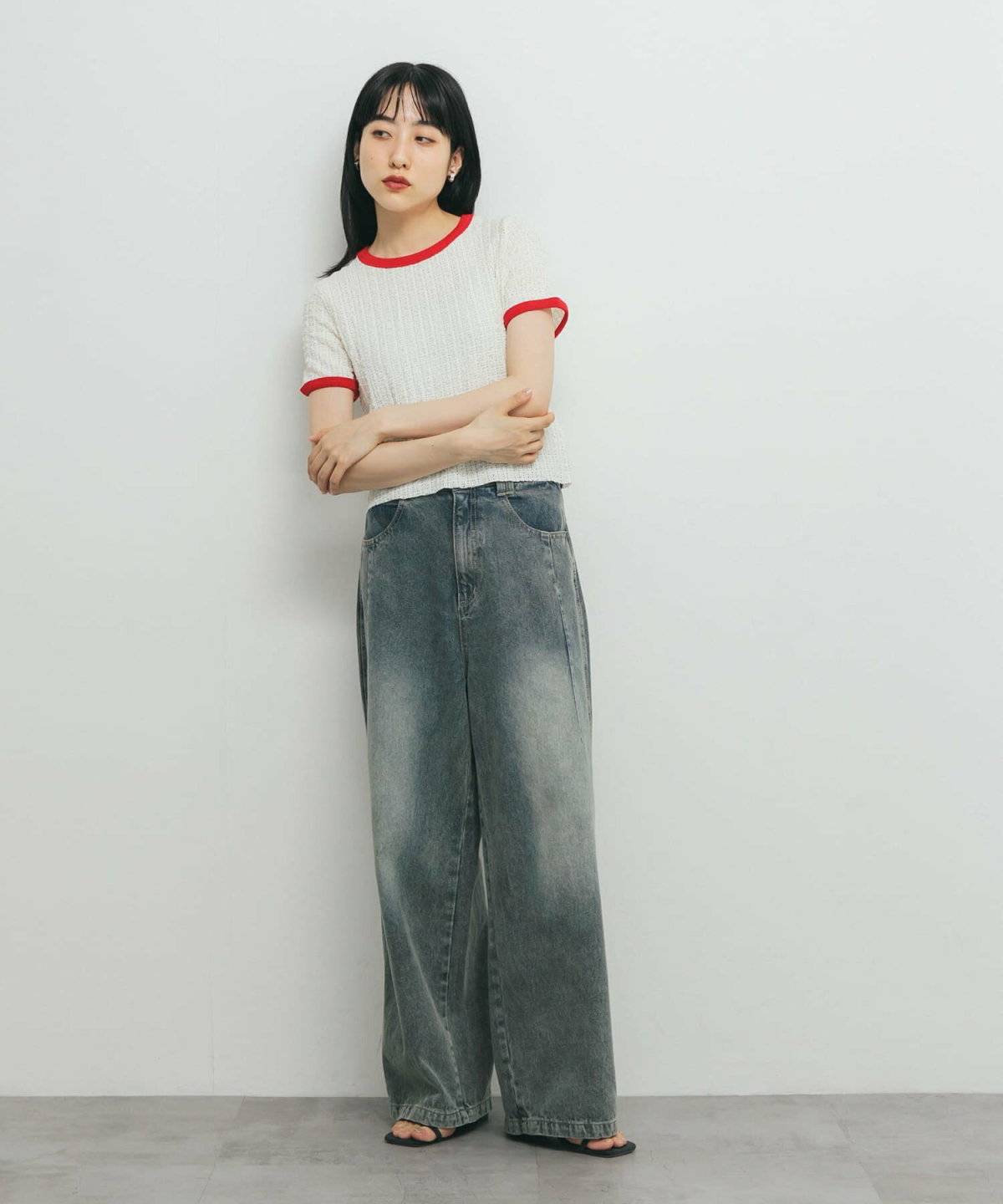 モノトーンコーデの女性