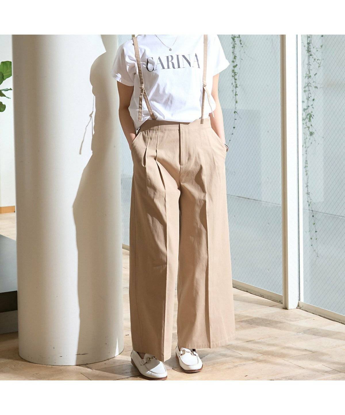 白Tシャツにグレーのパンツを合わせた女性