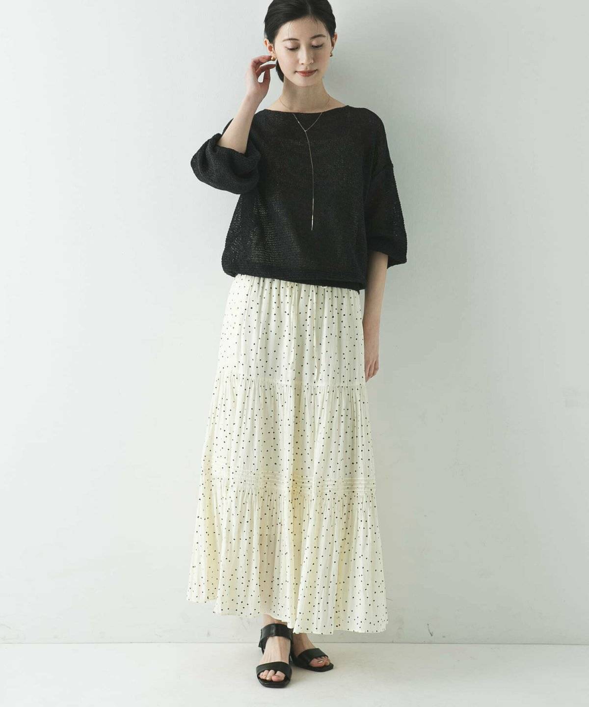 モノトーンコーデの女性