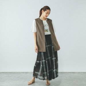  スカートコーデの女性 