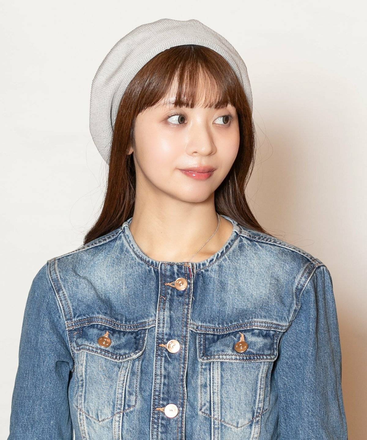 ベレー帽コーデの女性