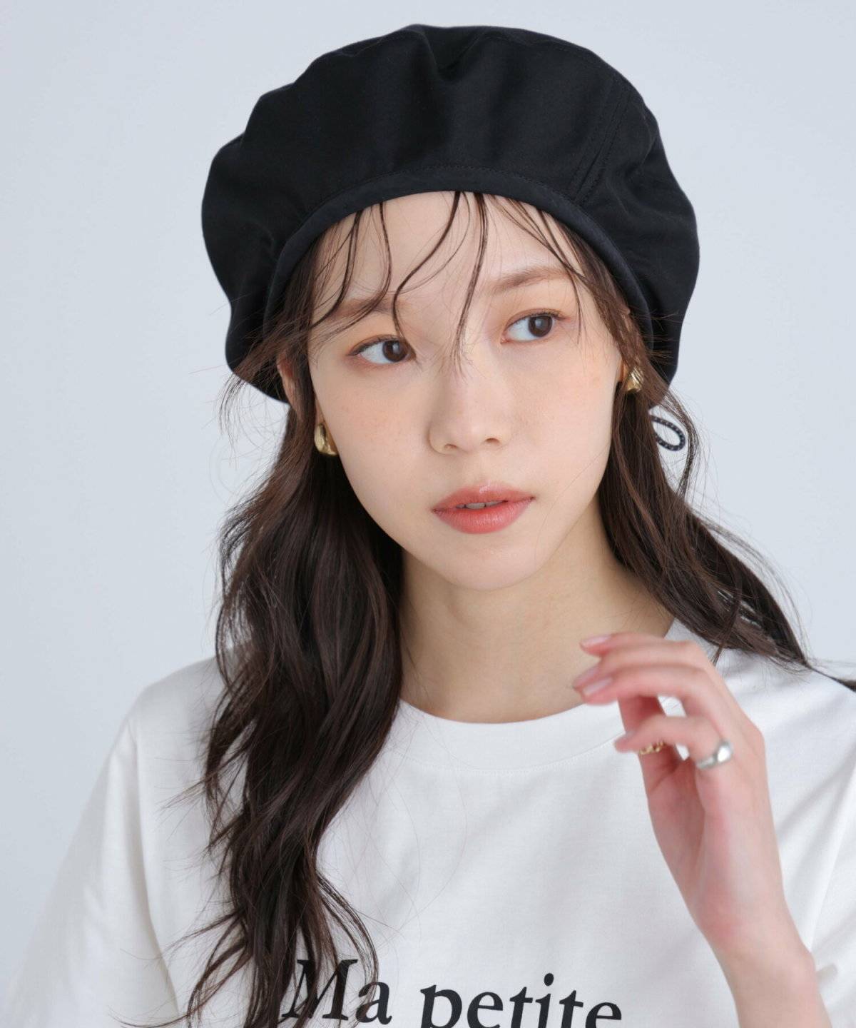 ベレー帽コーデの女性