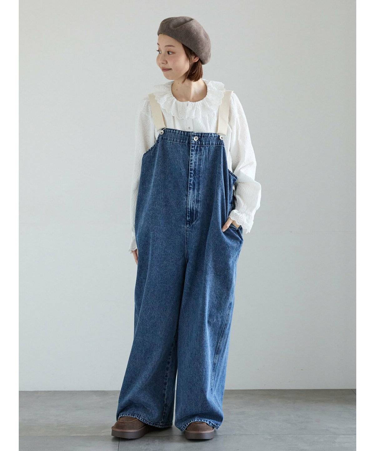 ベレー帽コーデの女性