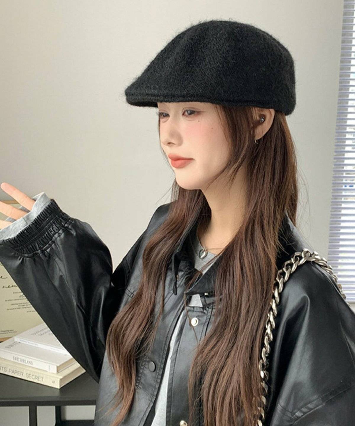 ベレー帽コーデの女性