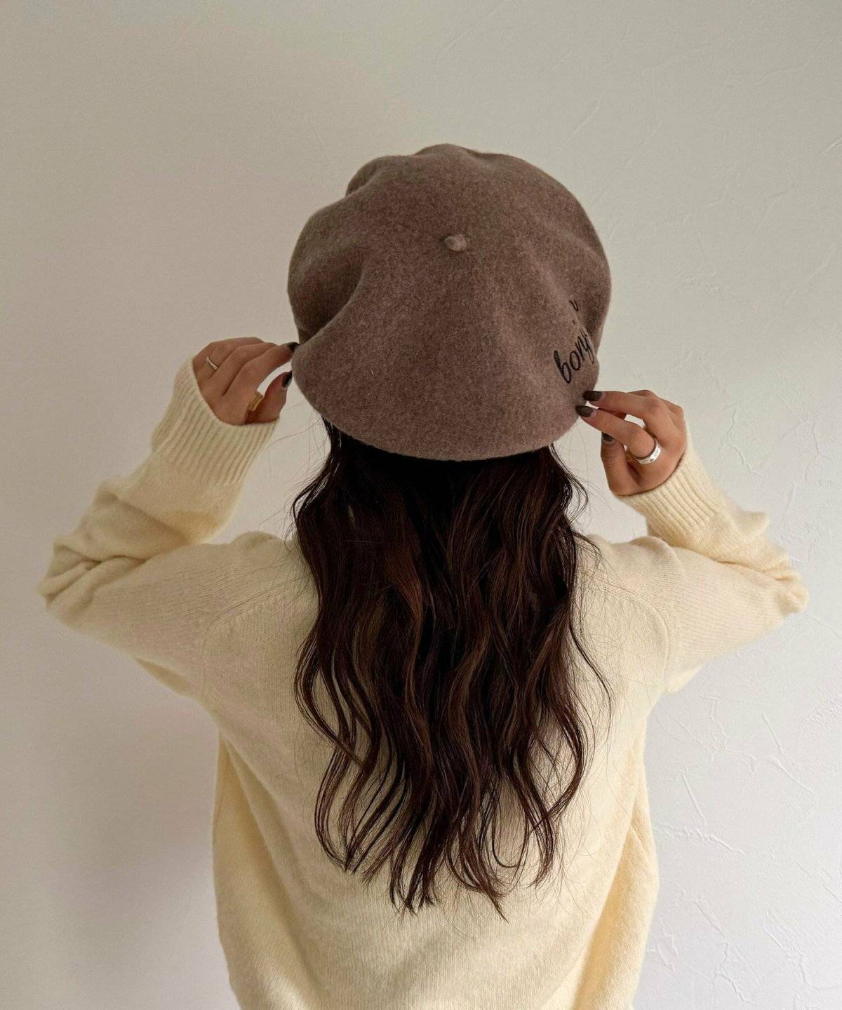 ベレー帽コーデの女性