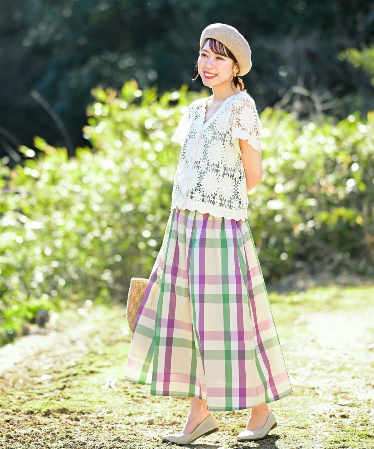 ベレー帽コーデの女性