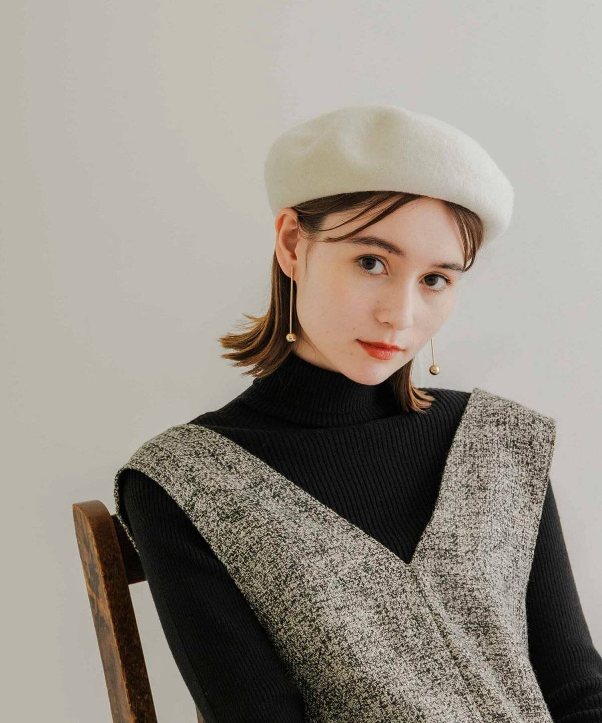 ベレー帽コーデの女性