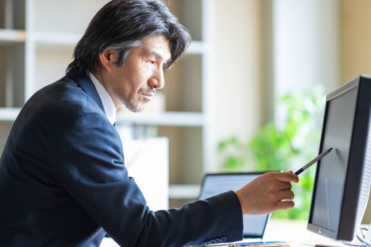 パソコンを確認する男性
