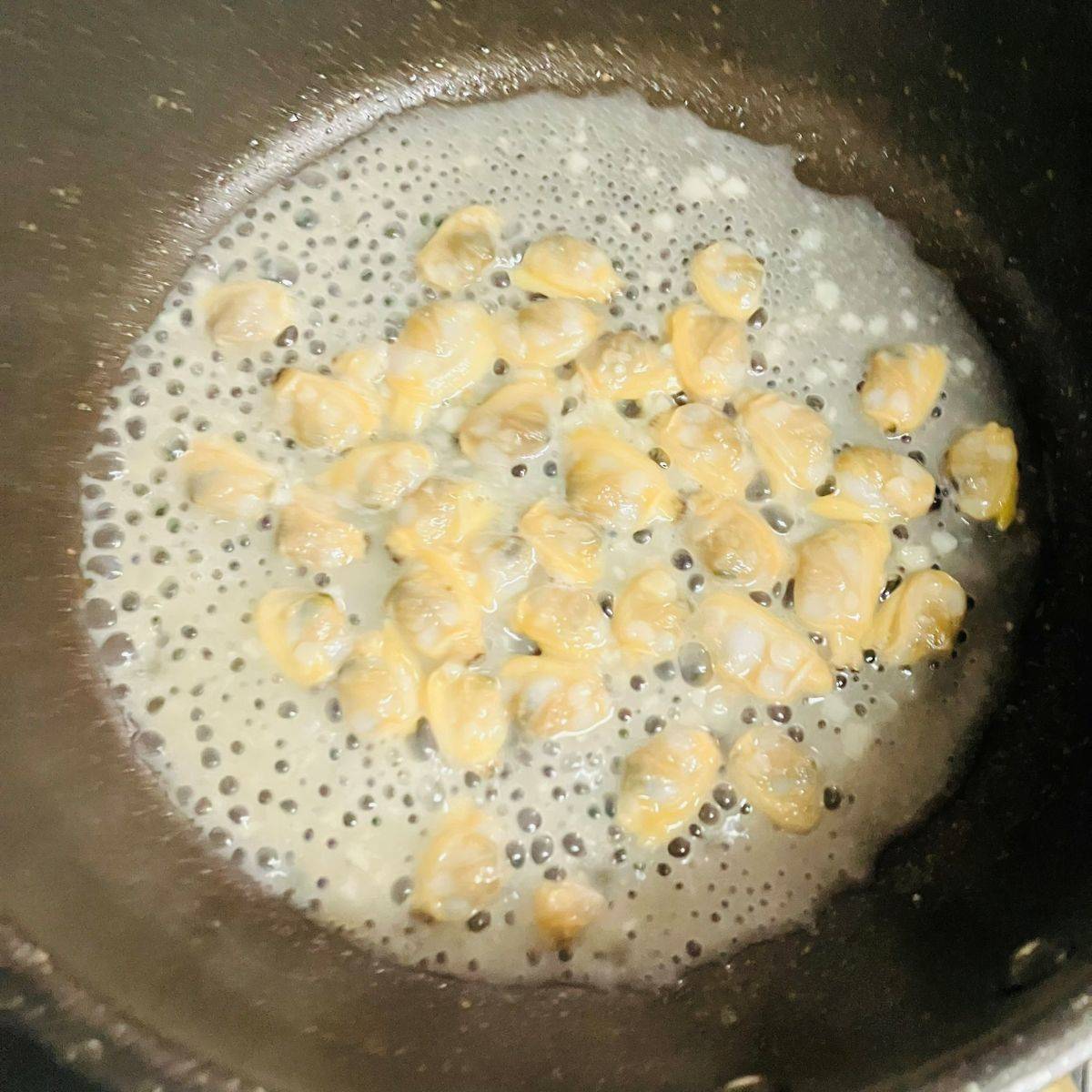 テーブルマーク公式の「ボンゴレクリームうどん」のレシピ