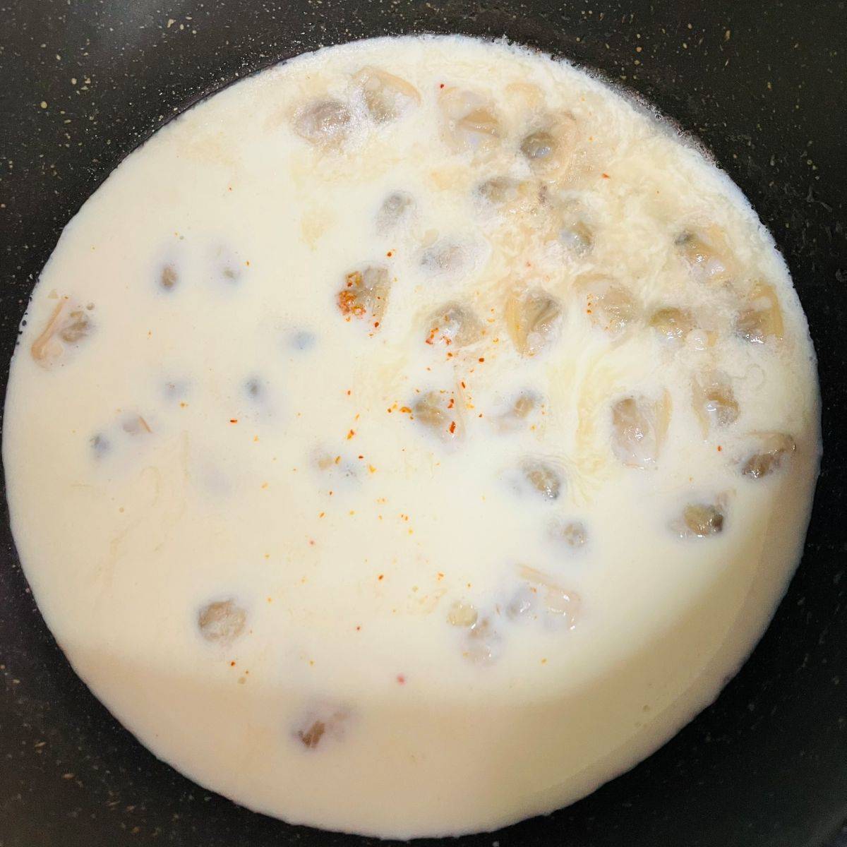 テーブルマーク公式の「ボンゴレクリームうどん」のレシピ