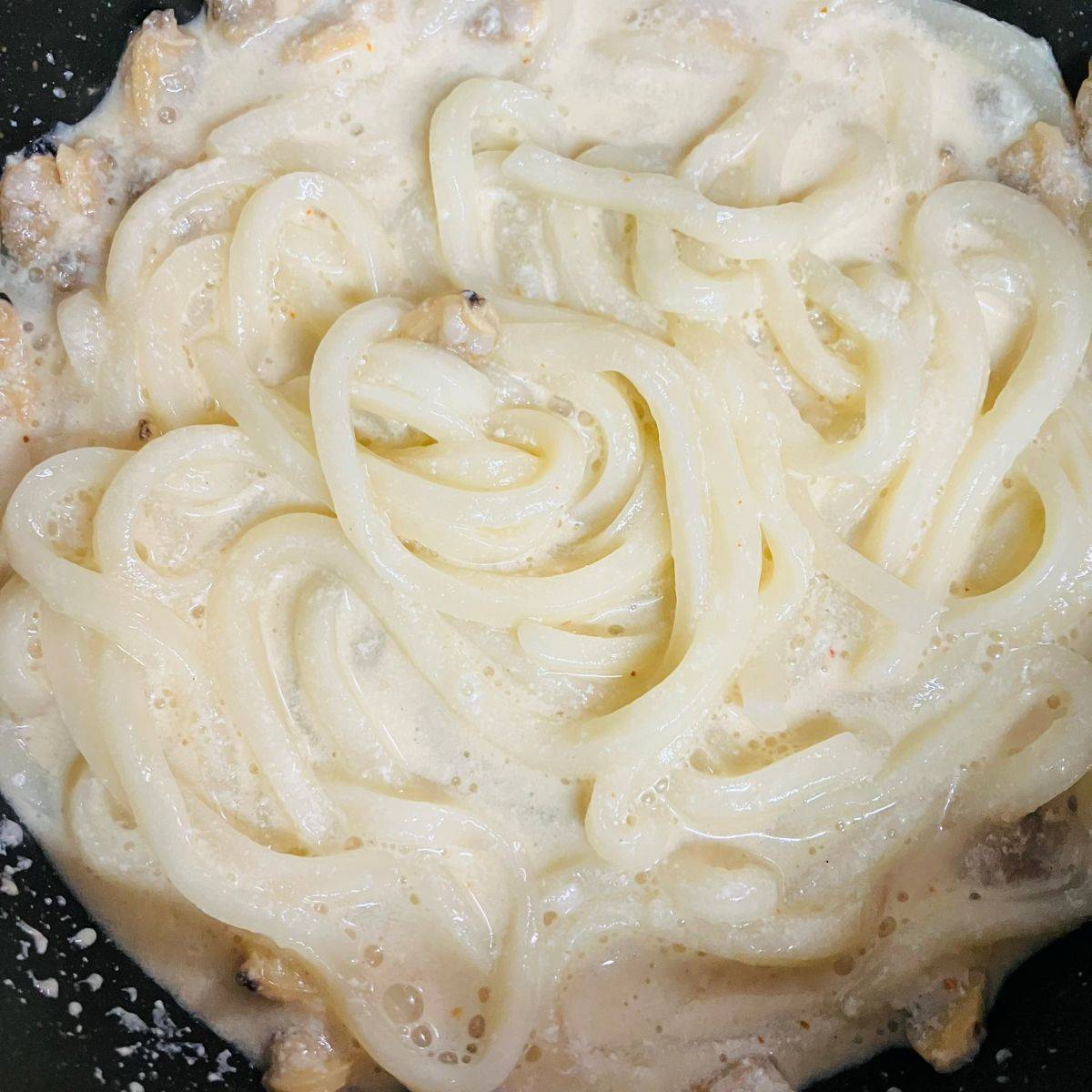 テーブルマーク公式の「ボンゴレクリームうどん」のレシピ