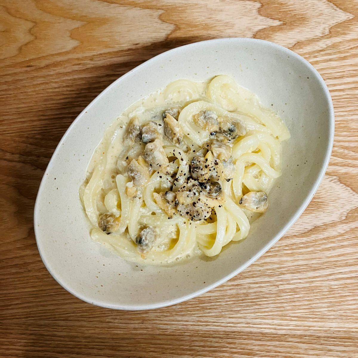 テーブルマーク公式の「ボンゴレクリームうどん」のレシピ