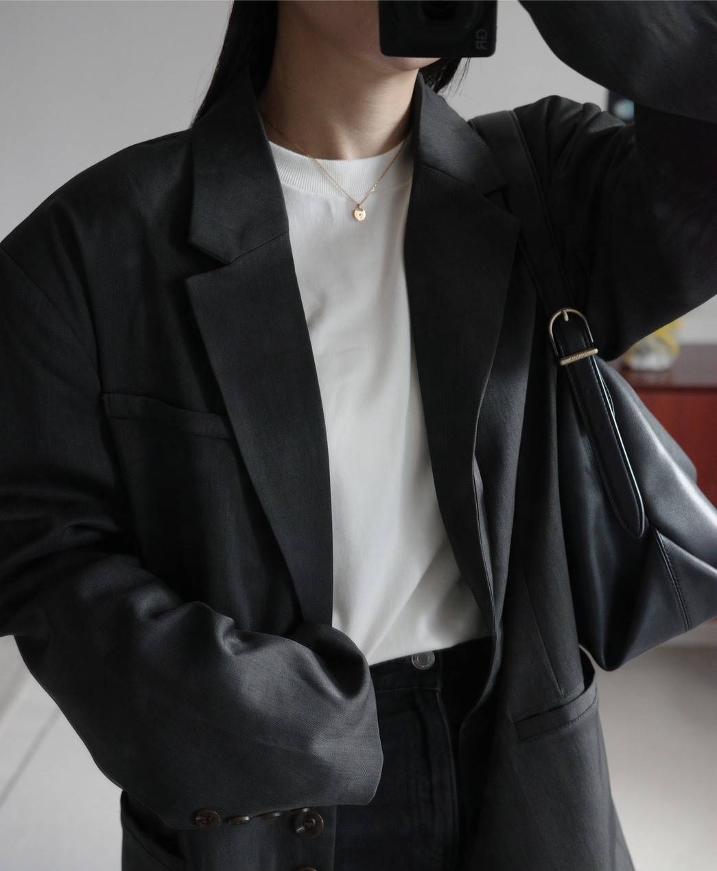 白Tにジャケットを合わせたコーディネート