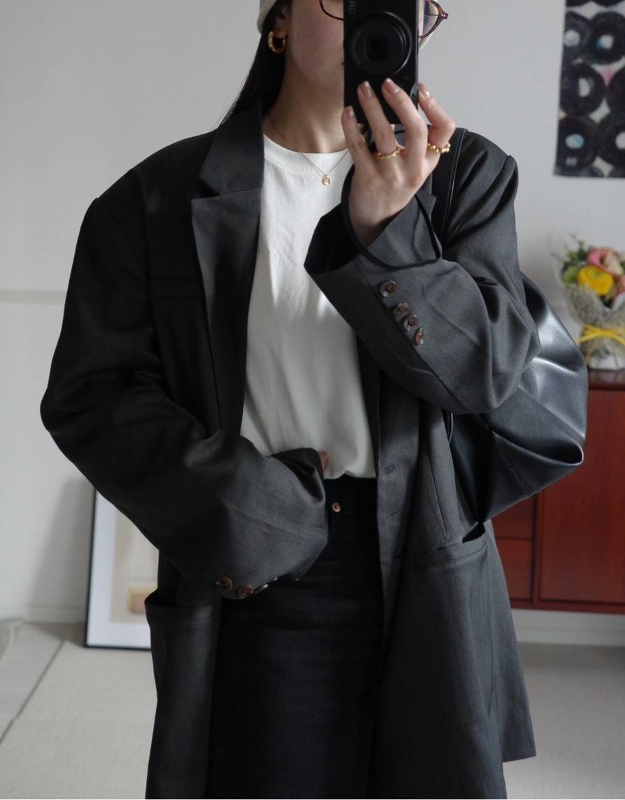 白Tにジャケットを合わせたコーディネート