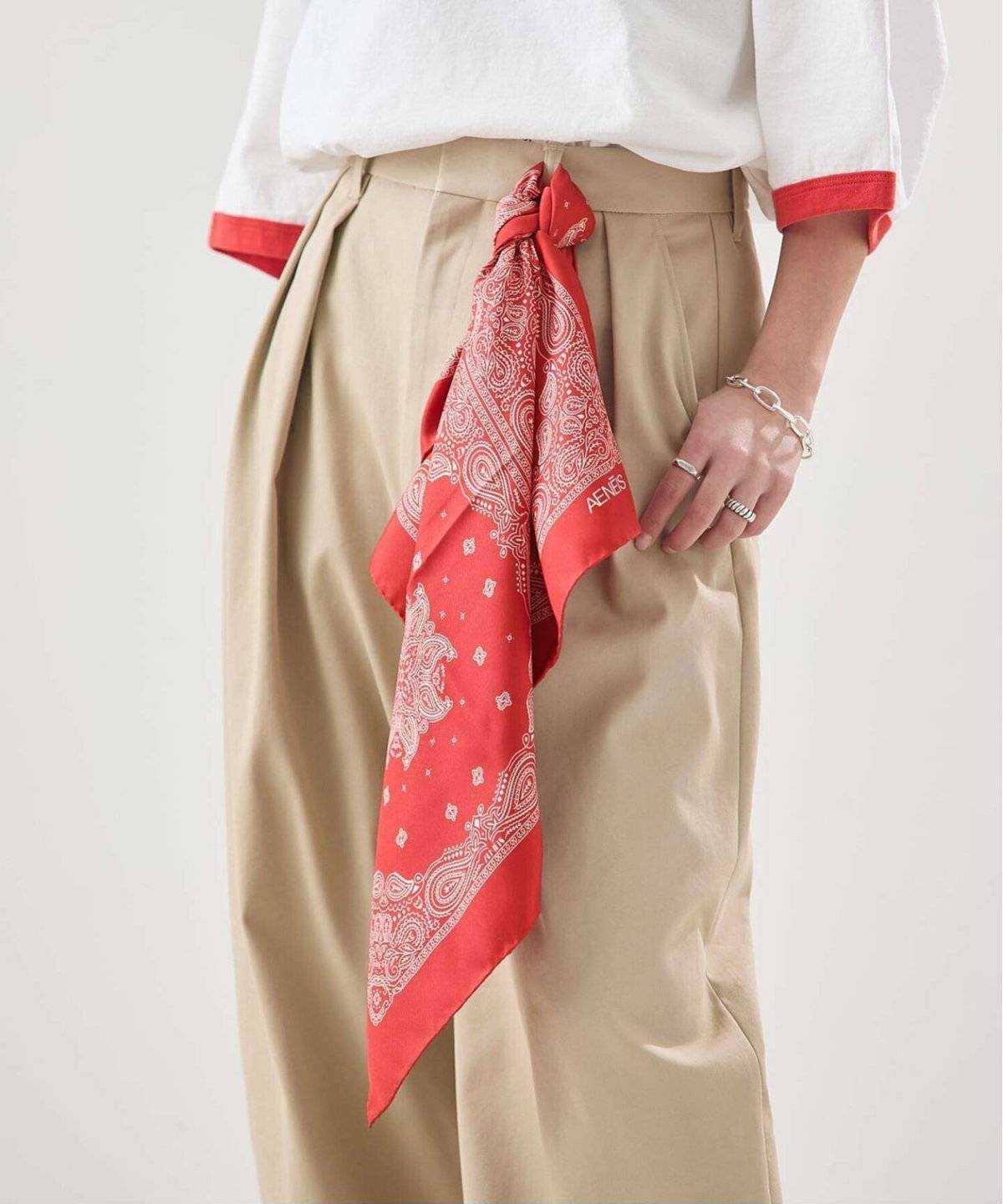 ブラウン×赤スカーフ