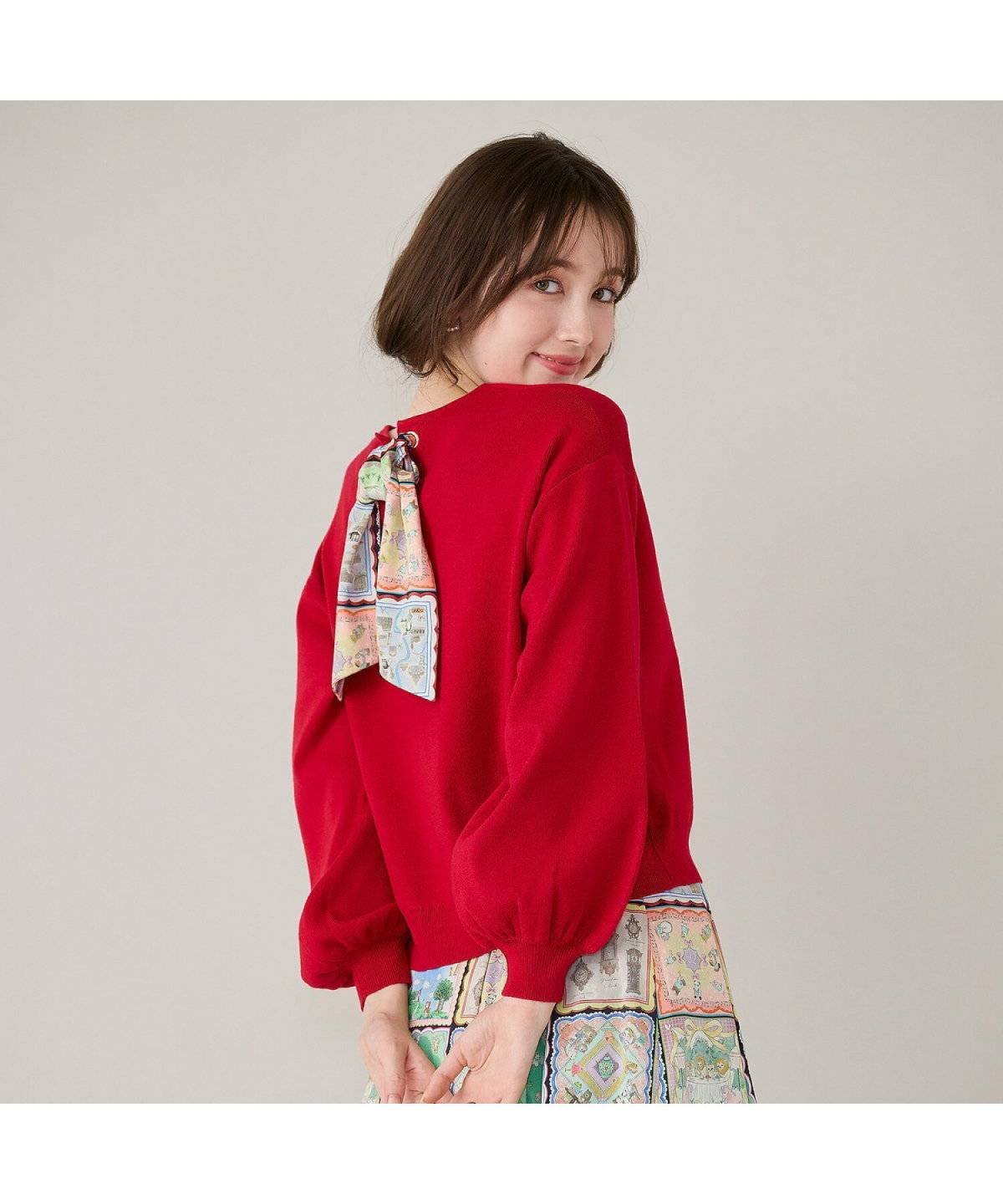 リッチなスカーフはフェミニンコーデに